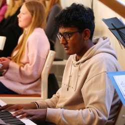 Gemeinsam im Takt: Musikwoche der Zinzendorfschulen begeistert mit ihren Ergebnissen Gemeinsam im Takt: Musikwoche der Zinzendorfschulen begeistert mit ihren Ergebnissen