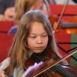 Gemeinsam im Takt: Musikwoche der Zinzendorfschulen begeistert mit ihren Ergebnissen Gemeinsam im Takt: Musikwoche der Zinzendorfschulen begeistert mit ihren Ergebnissen