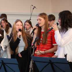 Gemeinsam im Takt: Musikwoche der Zinzendorfschulen begeistert mit ihren Ergebnissen Gemeinsam im Takt: Musikwoche der Zinzendorfschulen begeistert mit ihren Ergebnissen