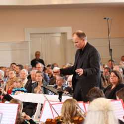 Tanz in den Frühling: Ein Konzert voller Leidenschaft und Rhythmus Tanz in den Frühling: Ein Konzert voller Leidenschaft und Rhythmus