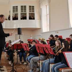 Tanz in den Frühling: Ein Konzert voller Leidenschaft und Rhythmus Tanz in den Frühling: Ein Konzert voller Leidenschaft und Rhythmus