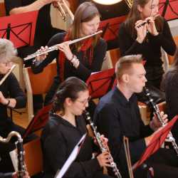 Tanz in den Frühling: Ein Konzert voller Leidenschaft und Rhythmus Tanz in den Frühling: Ein Konzert voller Leidenschaft und Rhythmus