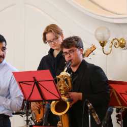 Tanz in den Frühling: Ein Konzert voller Leidenschaft und Rhythmus Tanz in den Frühling: Ein Konzert voller Leidenschaft und Rhythmus