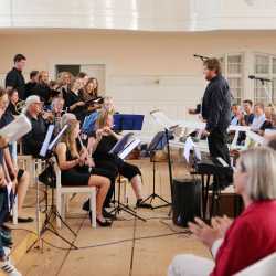 Chöre und Blasorchester verzaubern ihr Publikum Chöre und Blasorchester verzaubern ihr Publikum