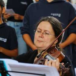 Chöre und Blasorchester verzaubern ihr Publikum Chöre und Blasorchester verzaubern ihr Publikum