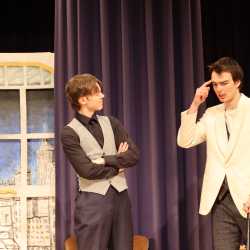 „Mörderische Séance“: Ein spannendes Kammerspiel voller Überraschungen und Humor „Mörderische Séance“: Ein spannendes Kammerspiel voller Überraschungen und Humor