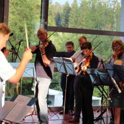 Sommerserenade verbreitet trotz  launischem Wetter Sommerlaune  Sommerserenade verbreitet trotz  launischem Wetter Sommerlaune
