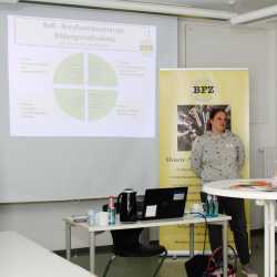 „Sozial im Saal“ bringt Fachschüler*innen und Jugendhilfeeinrichtungen zusammen „Sozial im Saal“ bringt Fachschüler*innen und Jugendhilfeeinrichtungen zusammen