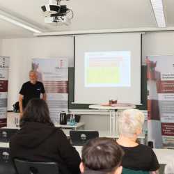 „Sozial im Saal“ bringt Fachschüler*innen und Jugendhilfeeinrichtungen zusammen „Sozial im Saal“ bringt Fachschüler*innen und Jugendhilfeeinrichtungen zusammen