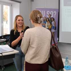 „Sozial im Saal“ bringt Fachschüler*innen und Jugendhilfeeinrichtungen zusammen „Sozial im Saal“ bringt Fachschüler*innen und Jugendhilfeeinrichtungen zusammen
