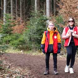 Jeder Schritt ist Geld: Schüler*innen laufen Runde um Runde für den guten Zweck durch den Wald  Jeder Schritt ist Geld: Schüler*innen laufen Runde um Runde für den guten Zweck durch den Wald