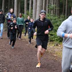 Jeder Schritt ist Geld: Schüler*innen laufen Runde um Runde für den guten Zweck durch den Wald  Jeder Schritt ist Geld: Schüler*innen laufen Runde um Runde für den guten Zweck durch den Wald