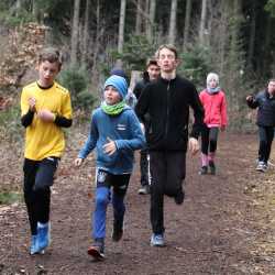 Jeder Schritt ist Geld: Schüler*innen laufen Runde um Runde für den guten Zweck durch den Wald  Jeder Schritt ist Geld: Schüler*innen laufen Runde um Runde für den guten Zweck durch den Wald