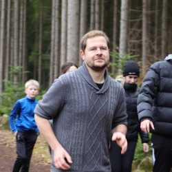 Jeder Schritt ist Geld: Schüler*innen laufen Runde um Runde für den guten Zweck durch den Wald  Jeder Schritt ist Geld: Schüler*innen laufen Runde um Runde für den guten Zweck durch den Wald