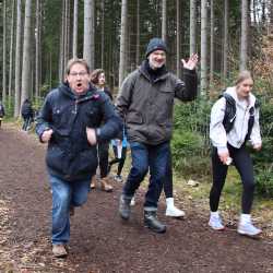 Jeder Schritt ist Geld: Schüler*innen laufen Runde um Runde für den guten Zweck durch den Wald  Jeder Schritt ist Geld: Schüler*innen laufen Runde um Runde für den guten Zweck durch den Wald