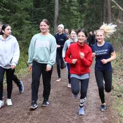 Jeder Schritt ist Geld: Schüler*innen laufen Runde um Runde für den guten Zweck durch den Wald  Jeder Schritt ist Geld: Schüler*innen laufen Runde um Runde für den guten Zweck durch den Wald