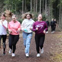 Jeder Schritt ist Geld: Schüler*innen laufen Runde um Runde für den guten Zweck durch den Wald  Jeder Schritt ist Geld: Schüler*innen laufen Runde um Runde für den guten Zweck durch den Wald