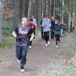 Jeder Schritt ist Geld: Schüler*innen laufen Runde um Runde für den guten Zweck durch den Wald  Jeder Schritt ist Geld: Schüler*innen laufen Runde um Runde für den guten Zweck durch den Wald