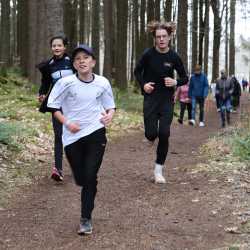 Jeder Schritt ist Geld: Schüler*innen laufen Runde um Runde für den guten Zweck durch den Wald  Jeder Schritt ist Geld: Schüler*innen laufen Runde um Runde für den guten Zweck durch den Wald