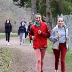 Jeder Schritt ist Geld: Schüler*innen laufen Runde um Runde für den guten Zweck durch den Wald  Jeder Schritt ist Geld: Schüler*innen laufen Runde um Runde für den guten Zweck durch den Wald