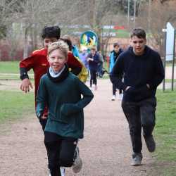 Jeder Schritt ist Geld: Schüler*innen laufen Runde um Runde für den guten Zweck durch den Wald  Jeder Schritt ist Geld: Schüler*innen laufen Runde um Runde für den guten Zweck durch den Wald