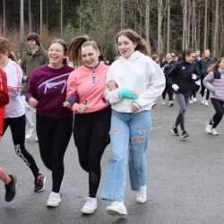 Jeder Schritt ist Geld: Schüler*innen laufen Runde um Runde für den guten Zweck durch den Wald  Jeder Schritt ist Geld: Schüler*innen laufen Runde um Runde für den guten Zweck durch den Wald