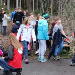Jeder Schritt ist Geld: Schüler*innen laufen Runde um Runde für den guten Zweck durch den Wald  Jeder Schritt ist Geld: Schüler*innen laufen Runde um Runde für den guten Zweck durch den Wald