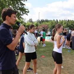 Fair Play und Teamgeist beim Sportfest der Klassen 5 bis 8 Fair Play und Teamgeist beim Sportfest der Klassen 5 bis 8