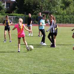 Fair Play und Teamgeist beim Sportfest der Klassen 5 bis 8 Fair Play und Teamgeist beim Sportfest der Klassen 5 bis 8