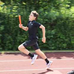 Fair Play und Teamgeist beim Sportfest der Klassen 5 bis 8 Fair Play und Teamgeist beim Sportfest der Klassen 5 bis 8