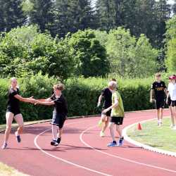 Fair Play und Teamgeist beim Sportfest der Klassen 5 bis 8 Fair Play und Teamgeist beim Sportfest der Klassen 5 bis 8