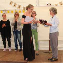 Zweimal Traumnote 1,0 an den beruflichen Zinzendorfgymnasien Zweimal Traumnote 1,0 an den beruflichen Zinzendorfgymnasien