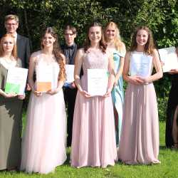 Zweimal Traumnote 1,0 an den beruflichen Zinzendorfgymnasien Zweimal Traumnote 1,0 an den beruflichen Zinzendorfgymnasien