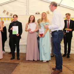 Zweimal Traumnote 1,0 an den beruflichen Zinzendorfgymnasien Zweimal Traumnote 1,0 an den beruflichen Zinzendorfgymnasien