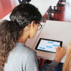 Schüler testen Tablet-Unterricht
