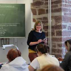 Krisen-Börse-Königsfeld hilft Ukrainern - Lehrer geben Deutschkurse