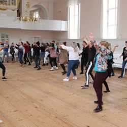 Gesang und Tanz mit Jugendlichen aus aller Welt Gesang und Tanz mit Jugendlichen aus aller Welt