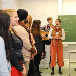 Gesang und Tanz mit Jugendlichen aus aller Welt Gesang und Tanz mit Jugendlichen aus aller Welt