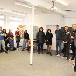 Gesang und Tanz mit Jugendlichen aus aller Welt Gesang und Tanz mit Jugendlichen aus aller Welt