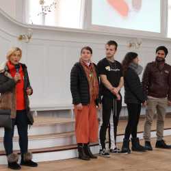 Gesang und Tanz mit Jugendlichen aus aller Welt Gesang und Tanz mit Jugendlichen aus aller Welt