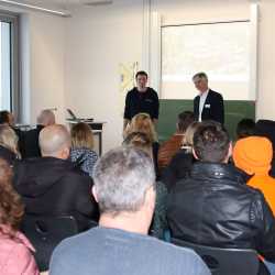 Eltern von Grundschüler*innen strömen zur Viertklässlerparty Eltern von Grundschüler*innen strömen zur Viertklässlerparty