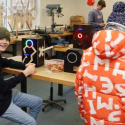 Eltern von Grundschüler*innen strömen zur Viertklässlerparty Eltern von Grundschüler*innen strömen zur Viertklässlerparty