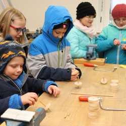 Eltern von Grundschüler*innen strömen zur Viertklässlerparty Eltern von Grundschüler*innen strömen zur Viertklässlerparty