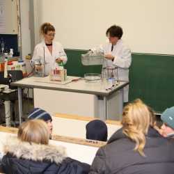 Eltern von Grundschüler*innen strömen zur Viertklässlerparty Eltern von Grundschüler*innen strömen zur Viertklässlerparty