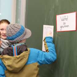 Eltern von Grundschüler*innen strömen zur Viertklässlerparty Eltern von Grundschüler*innen strömen zur Viertklässlerparty