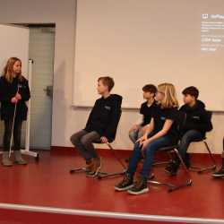 Eltern von Grundschüler*innen strömen zur Viertklässlerparty Eltern von Grundschüler*innen strömen zur Viertklässlerparty