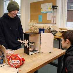 Eltern von Grundschüler*innen strömen zur Viertklässlerparty Eltern von Grundschüler*innen strömen zur Viertklässlerparty