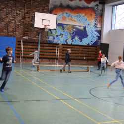 Eltern von Grundschüler*innen strömen zur Viertklässlerparty Eltern von Grundschüler*innen strömen zur Viertklässlerparty