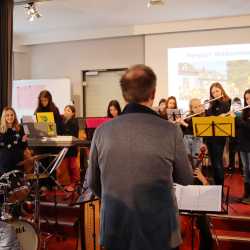 Eltern von Grundschüler*innen strömen zur Viertklässlerparty Eltern von Grundschüler*innen strömen zur Viertklässlerparty