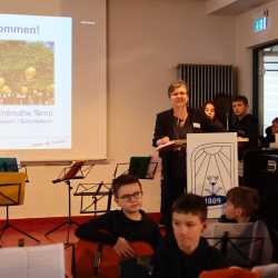 Eltern von Grundschüler*innen strömen zur Viertklässlerparty Eltern von Grundschüler*innen strömen zur Viertklässlerparty